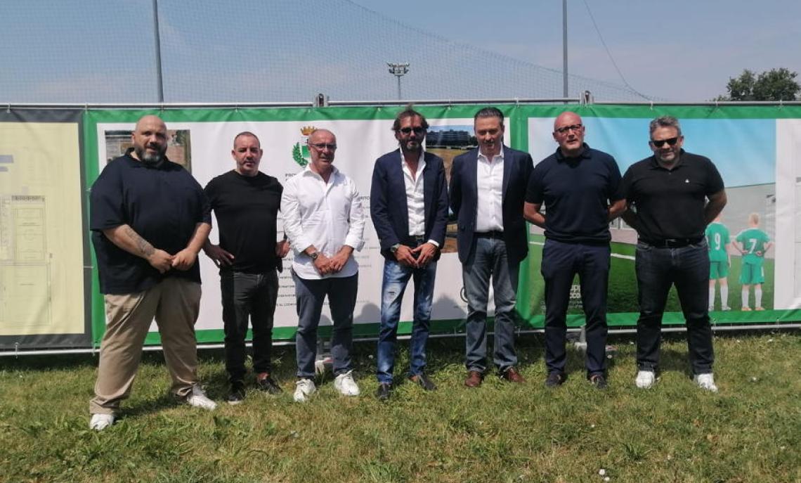 La giunta comunale e i vertici della società Rozzano Calcio.