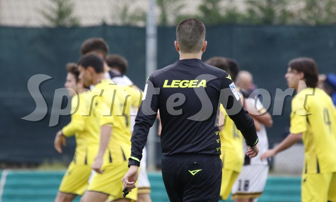 L'arbitro gli dà il via libera per il sesto cambio e perdono a tavolino