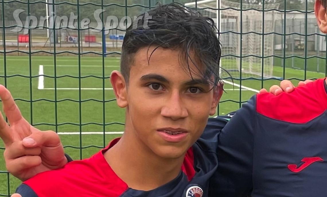 Giocava in porta, ora fa tripletta: società e squadra gli regalano il pallone