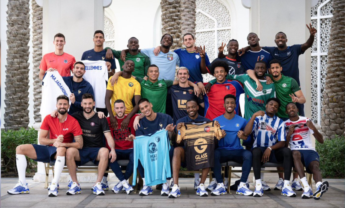 La foto dei 'dilettanti mondiali' della Francia è l'immagine del fallimento del calcio italiano