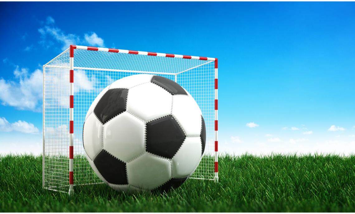 La traversa è troppo bassa, il portiere la supera con le mani: e l'arbitro manda tutti a casa