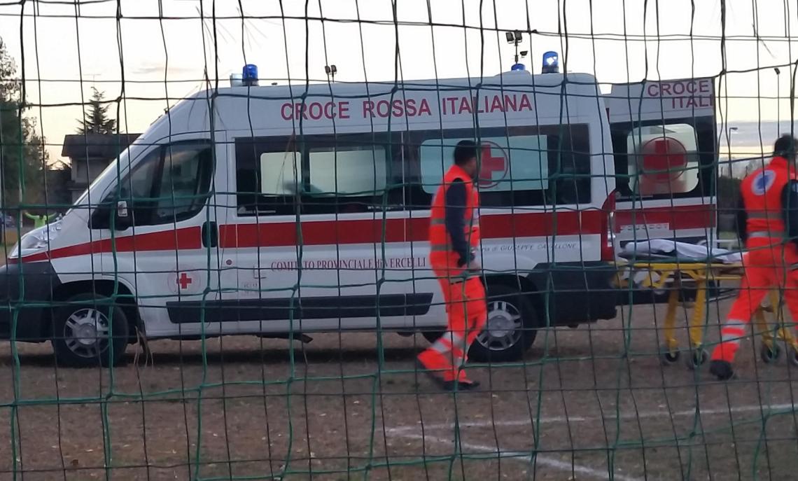 Ambulanza al campo, arbitro manda ko giocatore