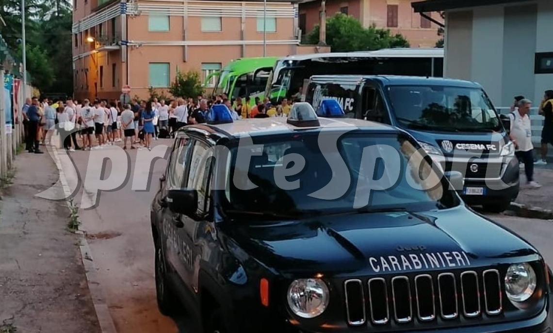 «Buffone, pezzo di merda»: genitori contro l'arbitro, Carabinieri alla finale di calcio giovanile
