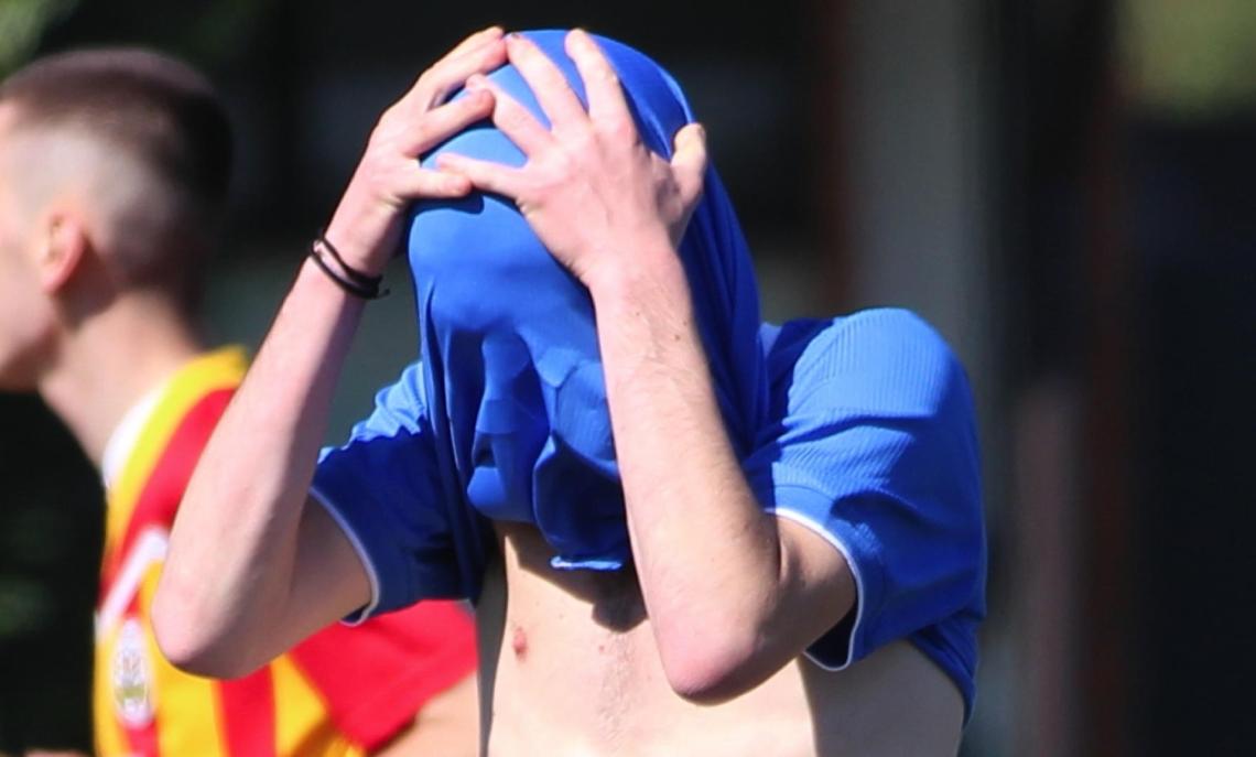 Il figlio non gioca e il papà impazzisce: presi a pugni direttore sportivo e allenatore
