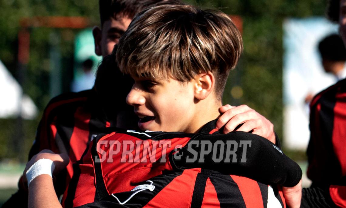 Under 15 • L'esultanza di Francesco Corbosiero abbracciato dai compagni dopo il gol del vantaggio su rigore nel 2-0 tra Cbs e Sisport.