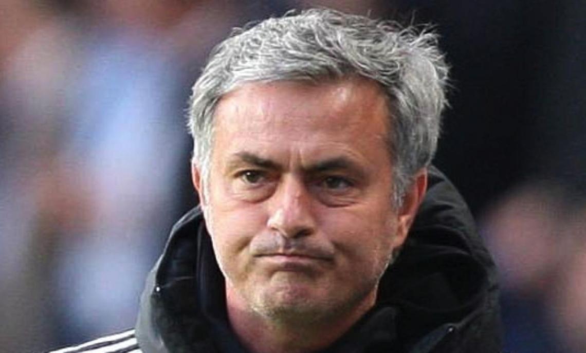 Mourinho Brinda al successo: "The Special One" si tinge di rosso dalle colline portoghesi