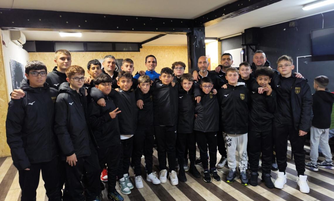 In foto il gruppo dell'Academy Torinese con calciatori, allenatore e dirigenti in una delle varie attività settimanali