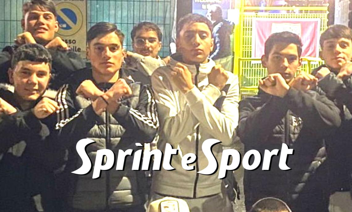 L'Academy Torinese Under 19 posa con i polsi incrociati davanti ai cancelli della società in via dei Gladioli