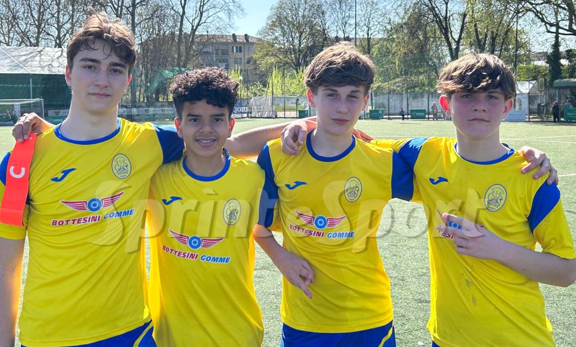 REGIONALI PIEMONTE UNDER 14 REBAUDENGO-SAN LUIGI SANTENA 2-0 • Lorenzo Solazzo e il capitano Elia Lucas illustrano la retroguardia gialloblu insieme ai marcatori Davide Barbuta e Edoardo Gavriloaie