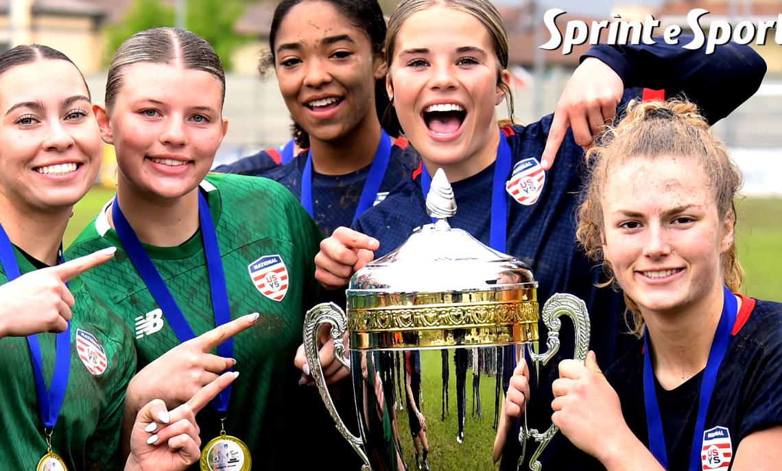 TORNEO MEMORIAL VINCENZO BARREA: Le ragazze della selezione americana femminile con il trofeo del primo posto