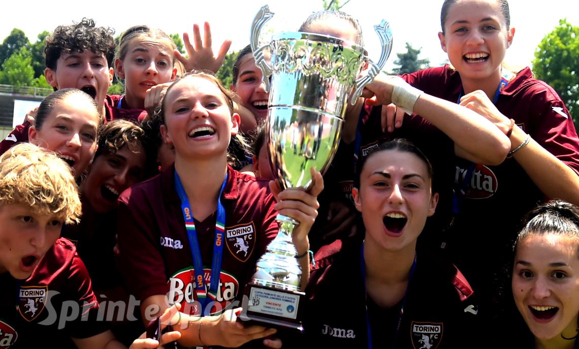 Under 19 Femminile, Coppa Piemonte finale, Moncalieri-Torino 4-5: Emma Nota e Martina Armellini alzano la Coppa con tutta la squadra (foto Cassarà)