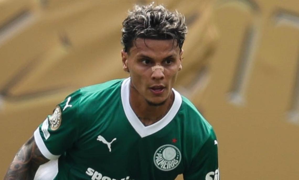 Richiestissimo in Serie A, sceglie un'altra meta europea e avrà una clausola da 100 milioni nel contratto
