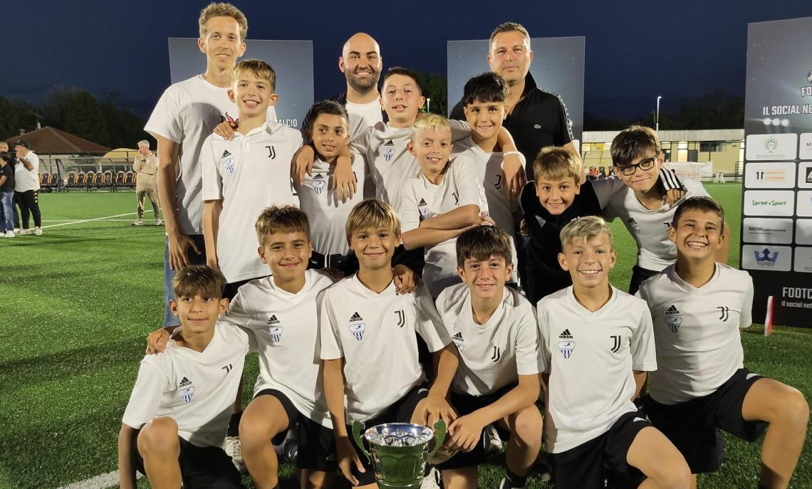 Sfiorato d'un soffio la scorsa stagione, i biancoblù agguantano con un poker il primo posto del torneo