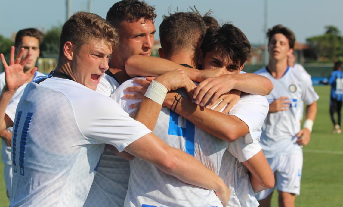 Inter-Atalanta: i Nerazzurri abbracciano Esposito dopo la rete dell'1-0