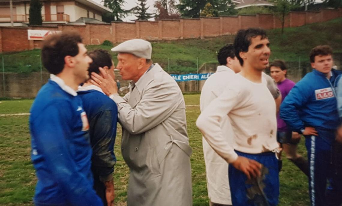 Storie di stadi - Chieri Piero De Paoli - Piero De Paoli bacia Roberto Negro alla festa per la promozione in Serie D