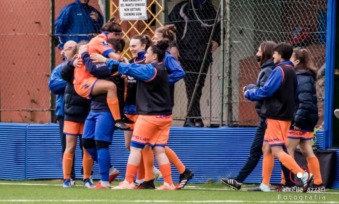 L'abbraccio della squadra a Caterina Bargi dopo il gol (foto Ramella Fazzari fotografia)