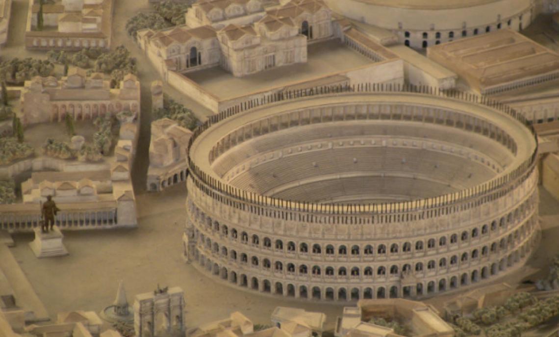La mano di Costantino e l'arena del Colosseo, qui come appariva in origine, due restauri