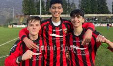 Un gol in extremis del super sub completa la rimonta rossonera nel derby: il lago d'Orta rimane senza padroni