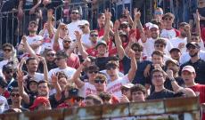 Dal rinvio in Serie B all'incontro tra tifoserie: gli ultras di casa invitano i tifosi avversari alla grigliata, poi l'amichevole in campo