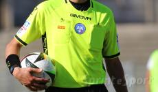 Infortunio all'arbitro, big match sospeso all'intervallo: ecco cosa il regolamento