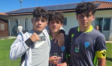 La salvezza ha tre volti uguali: i fratelli gemelli che sognano insieme in mezzo al campo