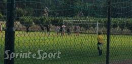 Segna il rigore, ma la rete è bucata: l'arbitro assegna il gol e poi annulla tutto