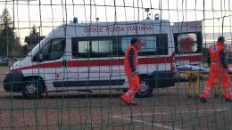 L'arbitro ha un malore e perde la memoria, spavento e rinvio