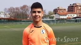 Prima para il rigore e poi serve l'assist per il compagno: è show del portiere