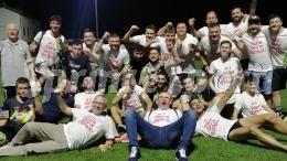 Gli eroi del quartiere centrano la prima storica promozione: il portiere para due rigori e l'allenatore-giocatore trasforma quello decisivo
