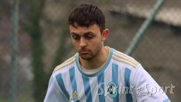 Esordisce in prima squadra a 18 anni, segna una tripletta decisiva ma esce per infortunio
