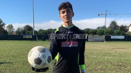 Para il rigore sullo 0-0 e compie altri due miracoli, capolista salvata dal proprio numero 1 