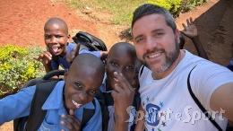 Da 20 anni gira il mondo insieme all'Inter con una sola missione: aiutare i bambini più bisognosi