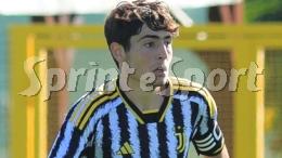 A 17 anni ha la stoffa del giocatore e la Juventus lo blinda fino al 2027