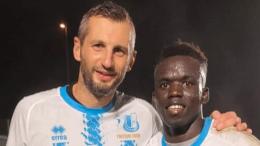 Un portiere senza senso e due gol lampo: i padroni di casa passano in una folle ripresa