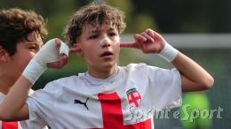 A 14 anni è già una bandiera: segna due gol iconici da calcio d'angolo e trascina il suo club!