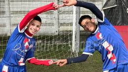 Due gol del difensore centrale, la capolista vince il derby e resta in testa alla classifica