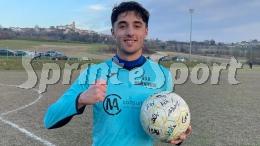 Tripletta del bomber e si porta a casa il pallone autografato dai compagni: secondo posto ad un passo