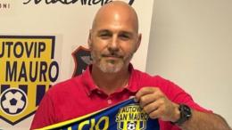 Fa 103 punti in 50 partite ma viene esonerato: «Vincere i campionati o essere primo non porta bene...»
