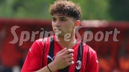 Il debutto tra i grandi e prima ancora 10 anni al Milan, ora il difensore scavalca le Alpi per cercare fortuna