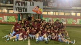La Cenerentola conquista una storica promozione con una rimonta da favola: il bomber sale a quota 25 gol stagionali
