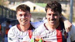 Il bomber ex Serie B e Serie C decide la partita dell'anno: rossoblù a un passo dal titolo