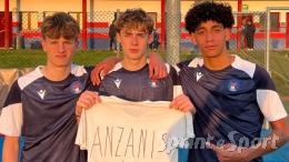 È un esordio perfetto! Un gol per tempo con dedica speciale ed ecco la prima vittoria comasca
