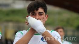 Una pazzia! Gioca con la mano rotta, segna da calcio d'angolo e vuole prendersi l'Italia