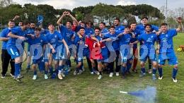 Cadono, si rialzano e… festeggiano la promozione: grazie al passo falso della rivale al trono, la rimonta-Scudetto è realtà!