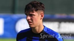 Per sfondare è andato all'estero, il club gli rinnova la fiducia: l'ex Inter che non smette si sognare
