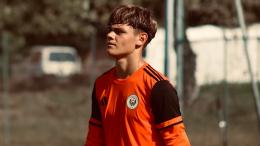 Succede di tutto! Dopo 10 minuti c'è un rigore, il portiere lo para e i suoi ne segnano tre