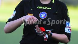 Tira una pallonata all'arbitro e gli causa una contrattura: portiere squalificato fino al 2028
