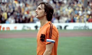 La maglia a due strisce: quando lo sponsor si inchinò al Profeta del gol