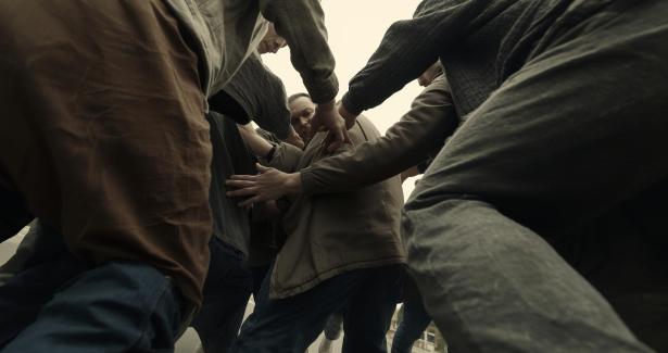 Follia nelle giovanili: insultato in campo, chiama gli amici a aggredisce due avversari dopo la partita