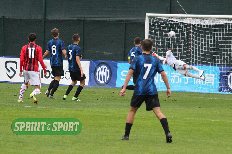 Il colpo vincente di Federico Mangiameli per il gol del 2-2